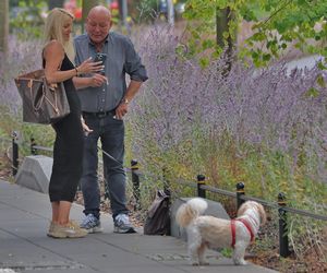 Jasnowidz Jackowski przyłapany w Warszawie. Młodsza, atrakcyjna kobieta i luksusowe zakupy