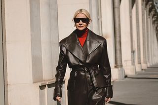 Trinity uciekła z Matrixa? Nie, to tylko Kożuchowska! Skrywa pod płaszczem niespodziankę. Wow!