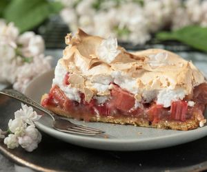 Ciasto z rabarbarem i bezą: puszysta beza, kwaśny rabarbar i odrobina magii. Smak jak z ekskluzywnej cukierni!