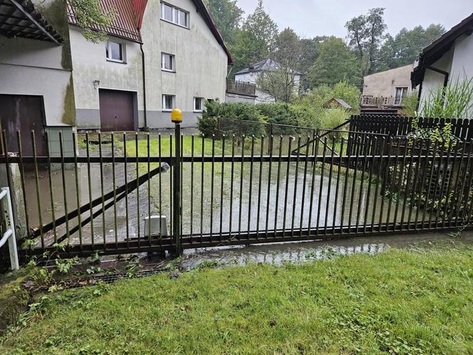 Pogotowie przeciwpowodziowe w powiecie pszczyńskim. Ponad 250 zgłoszeń, przekroczone stany rzek