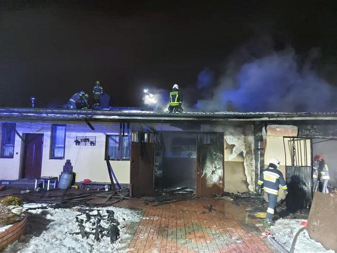 Ogień trawił dom pod warszawą przez całą noc