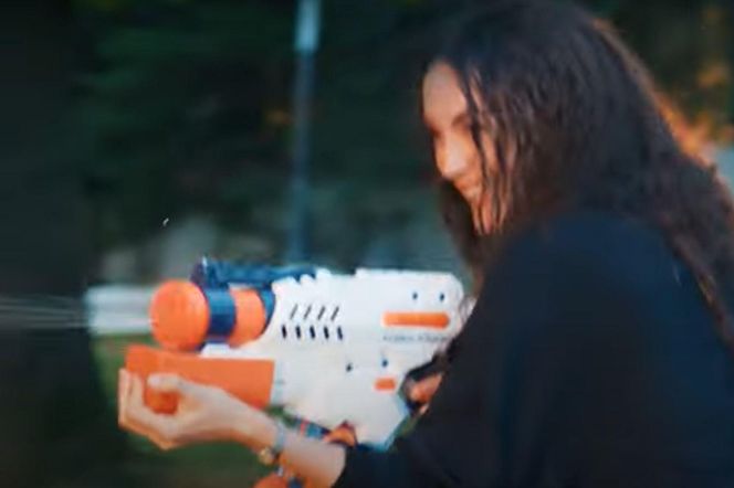 Nana i Yusuf chwycą za pistolet na wodę