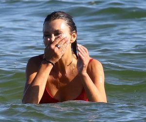 Anna Popek pracuje w zimnym morzu