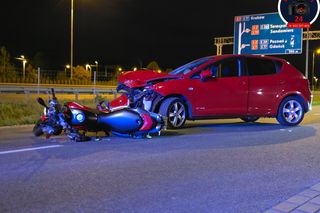 Czołowe zderzenie motocyklisty i osobówki. Ranny mężczyzna w szpitalu