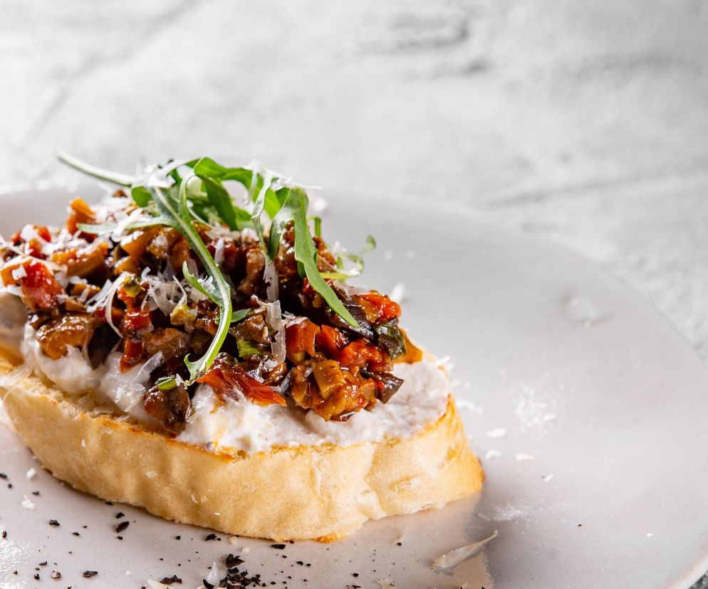 Ubita feta z oliwkową tapenadą to idealny pomysł na przekąskę. Zdrowy dip zasmakuje każdemu