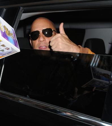 Vin Diesel rozdaje autografy