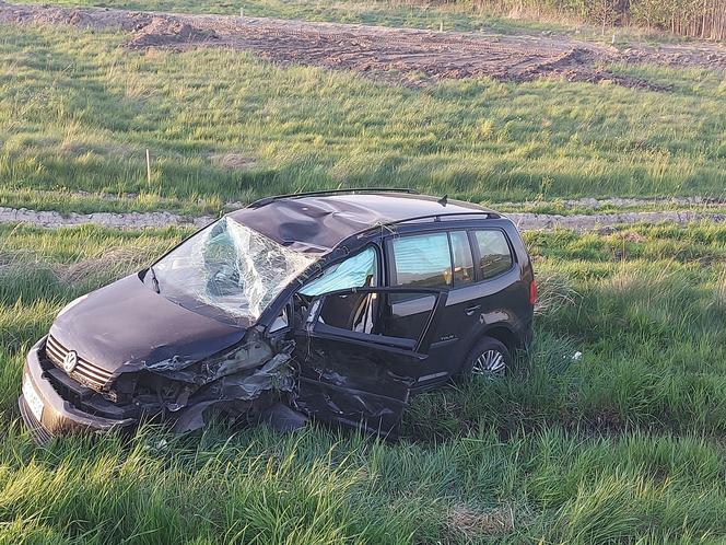PILNE! Groźny wypadek na DK 42 w Wąchocku. Jedna osoba w szpitalu