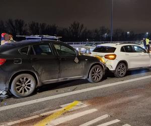 Wypadek na moście Łazienkowskim. Cztery rozbite auta, dwie osoby ranne