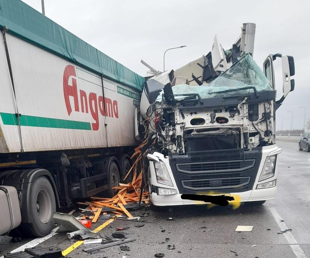 Wypadek na Autostradzie A1 w Częstochowie. Zderzyły się trzy TIRy