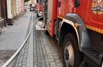 Pożar w Jaworze. Strażacy i policjanci uratowali mężczyznę z zadymionego mieszkania