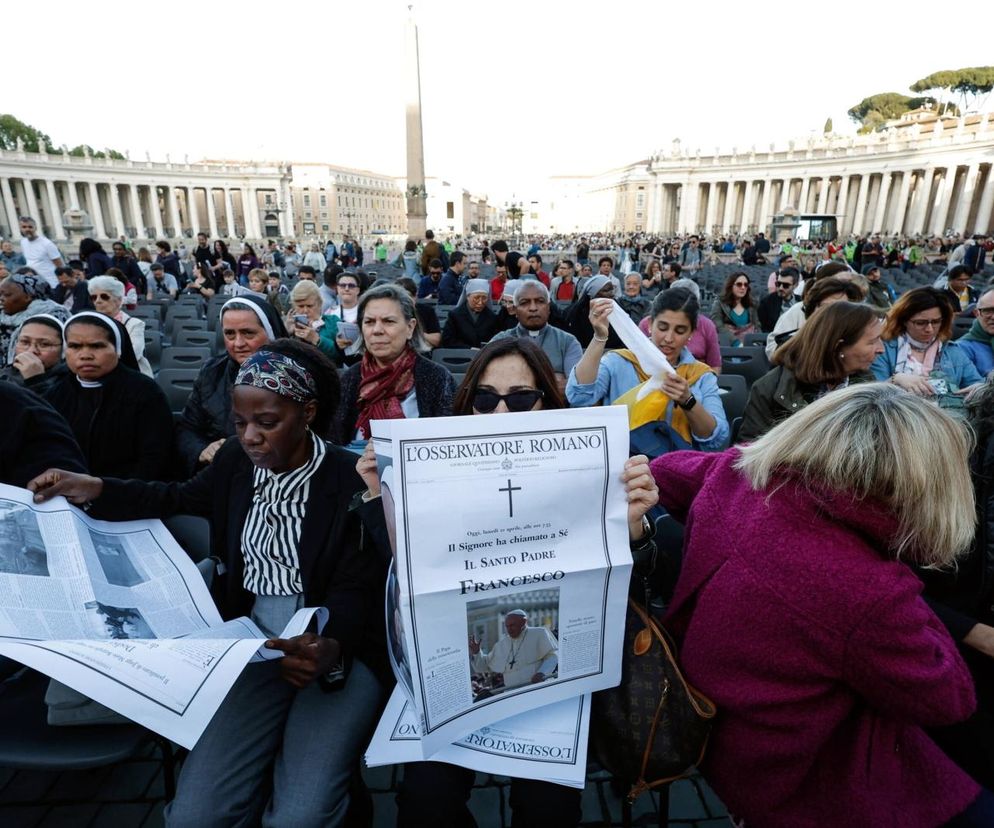 Tysiące wiernych odmawiało różaniec w intencji papieża Franciszka.