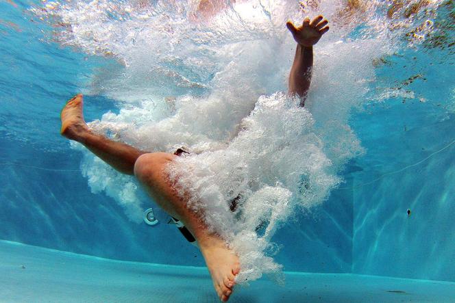 Fatalny finał wizyty na nowodworskim basenie. 56-latek nagle zaczął się topić. Nie żyje