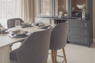 Białe wnętrza, drewno i błękit. Dom w Zielonej Górze w estetyce hamptons