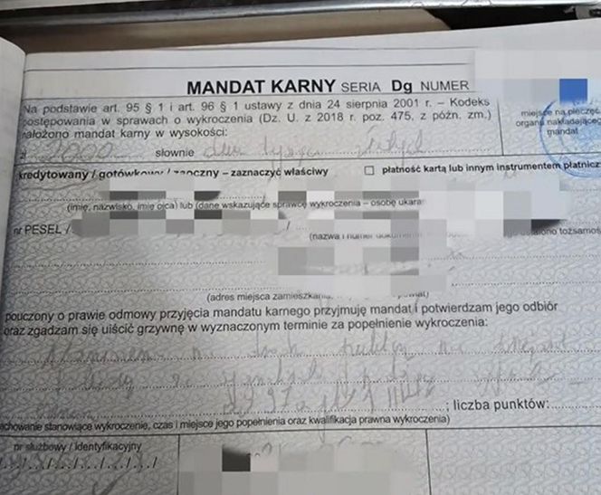 Oława. 37-latek wszedł na przejazd mimo opuszczonych rogatek. Tak się tłumaczył [ZDJĘCIA].