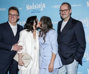 Katarzyna Cichopek i Anna Mucha jak Madonna i Britney przed laty. Buziaki na ściance przed fotoreporterami!