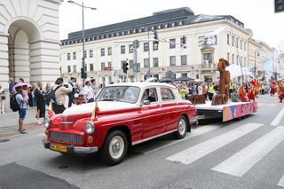 Parada Syrenki 2025 przeszła ulicami Warszawy. Na trasie 20 barwnych platform