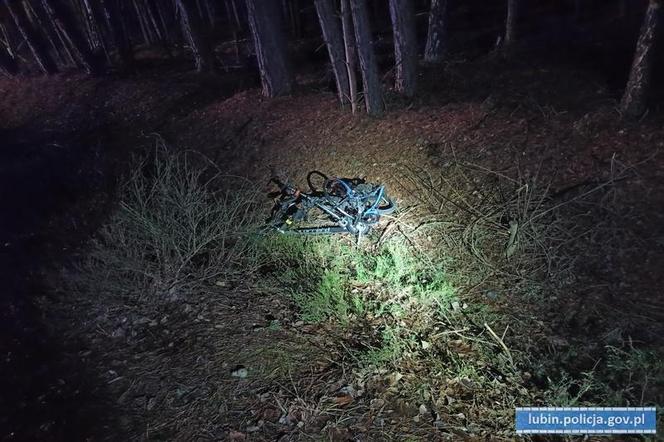 Ojciec nie żyje, 15-letni syn został ranny. W rowerzystów wjechał samochód