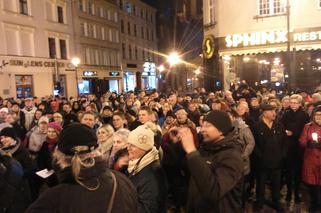 Cały Toruń z nauczycielami - łańcuch światła w Toruniu