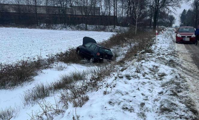 Nie opanowała samochodu na śliskiej drodze i wylądowała w rowie