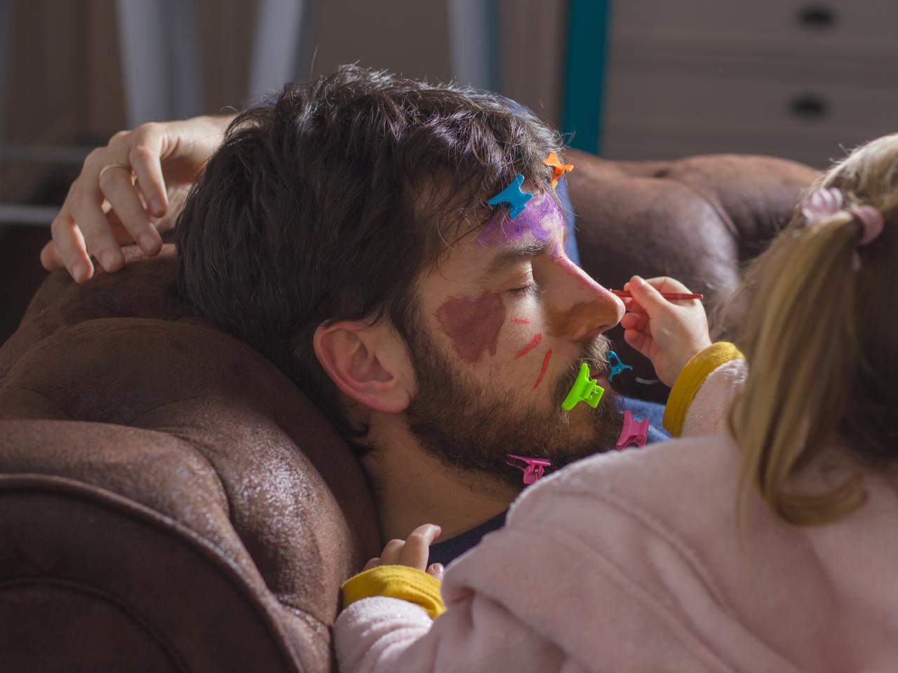 Baw się i odpoczywaj – 10 pomysłów na zabawy w pozycji leżącej