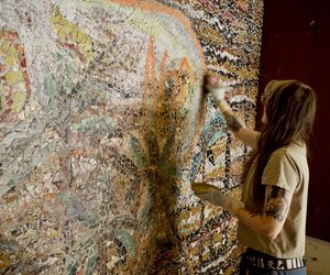 Czyszczenie mozaiki w Kiekrzu z bazgrołów