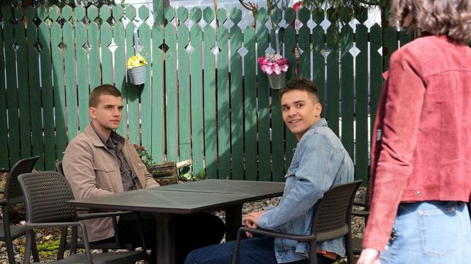 M jak miłość odc. 1882. Mateusz (Rafał Kowalski), Janek Winiar (Jakub Sirko), Justyna (Marta Malinowska)