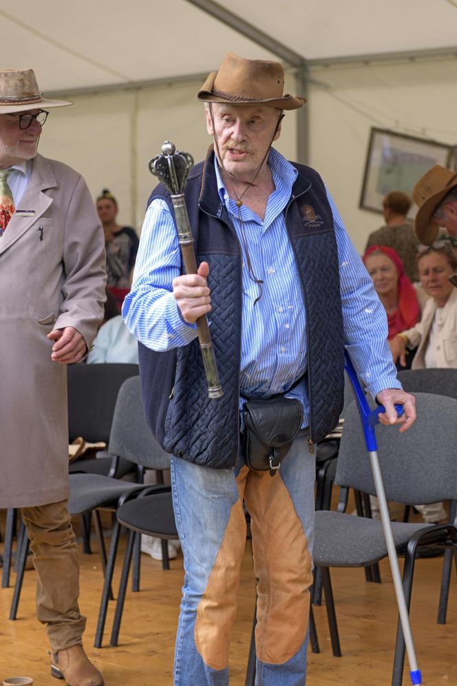 Kowboj o kulach. Tak Olbrychski wraca do zdrowia po operacji