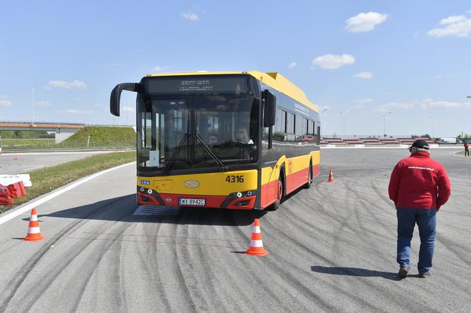 Autobusy w poślizgu! Kto tym razem okazał się najlepszym kierowcą autobusu? 