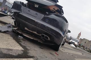 Gonili ich od A1. Rozbili porsche i dalej uciekali przed policyjnym pościgiem pieszo