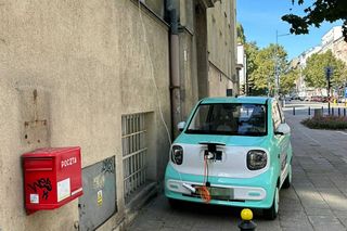 Kucyk na uwięzi. Tak w prokuraturze ładowali elektryczne auto. Przedłużacz zwisał z okna