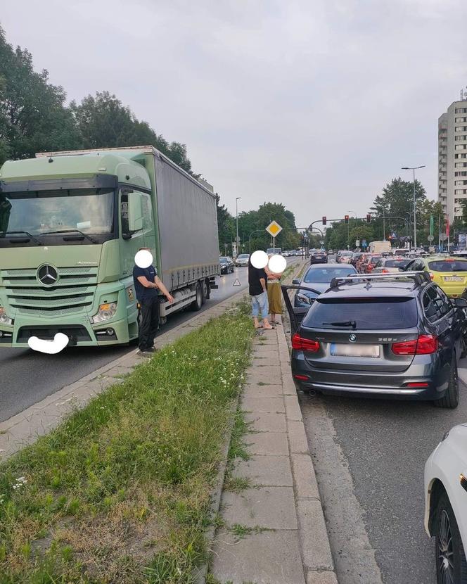 Groźne zderzenie w Krakowie. Samochód osobowy wylądował na przeciwległym pasie 