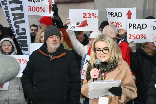 Ogromny protest pod urzędem miasta w Piotrkowie! Ludzie nie wytrzymali podwyżek [ZDJĘCIA]