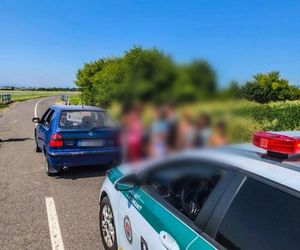 18 osób podróżowało małą skodą w Słowacji