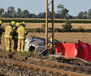 Tragedia na przejeździe kolejowym pod Gnieznem. Nie żyje kierowca osobówki!