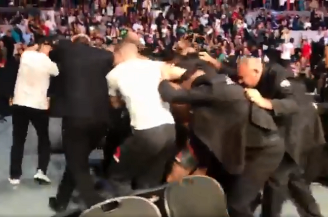 SKANDAL na gali UFC! Fani oszaleli z wściekłości [WIDEO]