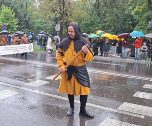 Pochód Gwarkowski 2025 w strugach deszczu