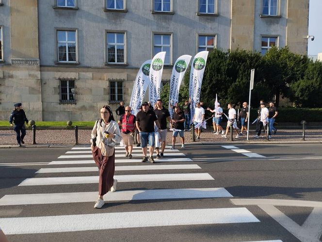 Paraliż w Katowicach. Rozpoczął się protest górników i hutników. "Stal się hartuje, a rząd ją rujnuje"