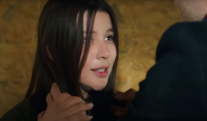 Ege odnajdzie Zeynep, ale porywacz Ragip dźgnie go nożem i zabije. Ukochany skona w ramionach zrozpaczonej Zeynep.