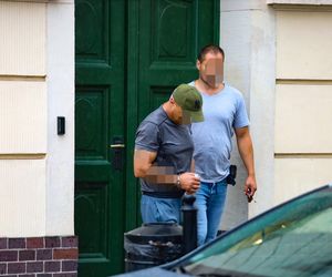 Papieros w jednej ręce, kradziona biżuteria - w drugiej. Beztroski złodziej w rękach policji