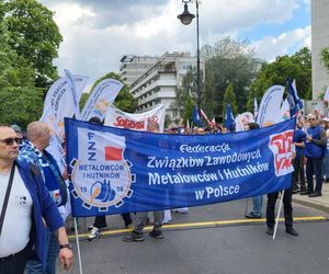 Protest hutników w Warszawie. Idą od Sejmu do Kancelarii Premiera