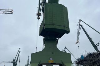 Tyłem zsunął się do wody! Zobaczcie zdjęcia z widowiskowego wodowania 75-metrowego statku rybackiego