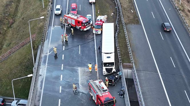 Samochód osobowy zderzył się z ciężarówką. Są ranni, jedna osoba była zakleszczona