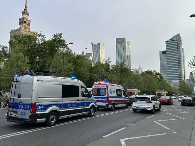 Piesza wbiegła pod samochód w centrum Warszawy
