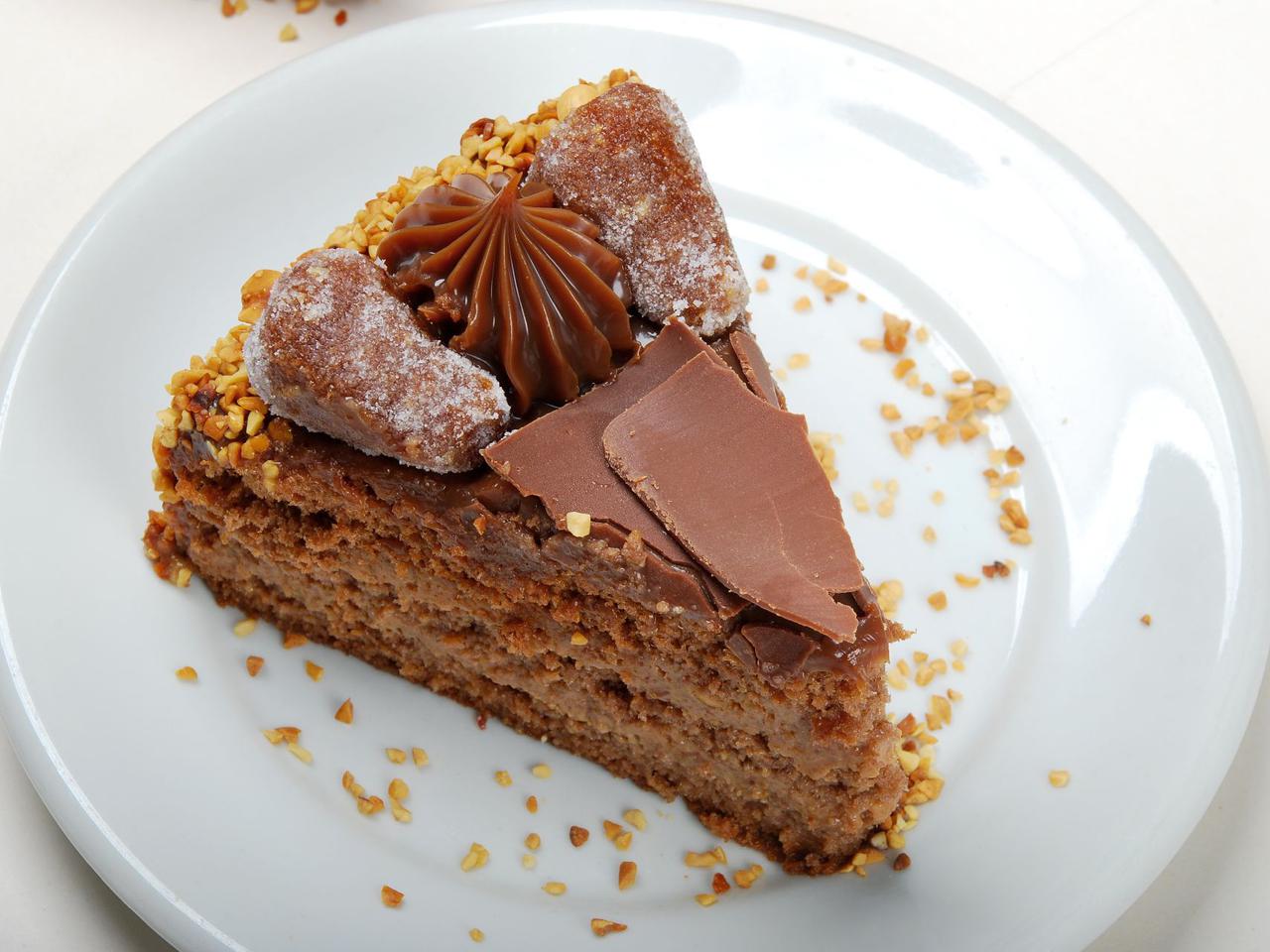 Ciasto SANTOSKA: przepis na odświętne ciasto z kremem i bezą orzechową