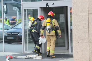 Pożar biurowca w centrum Warszawy. Ewakuacja człowieka na linach