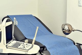 Rak szyjki macicy atakuje po cichu. Bezpłatna cytologia w Gdańsku to twój klucz do spokoju