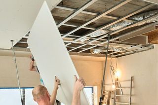 Zabudowa instalacji w suficie podwieszanym: jak zakryć rury