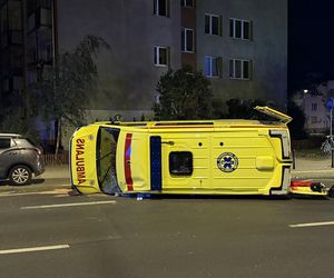 Koszmarny wypadek w Warszawie. Karetka pogotowia zderzyła się z taksówką. W środku był pacjent 