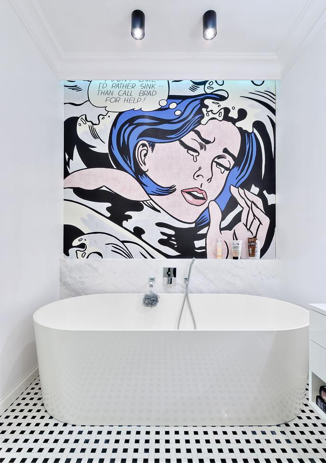 Biała łazienka z fototapetą w stylu pop-art