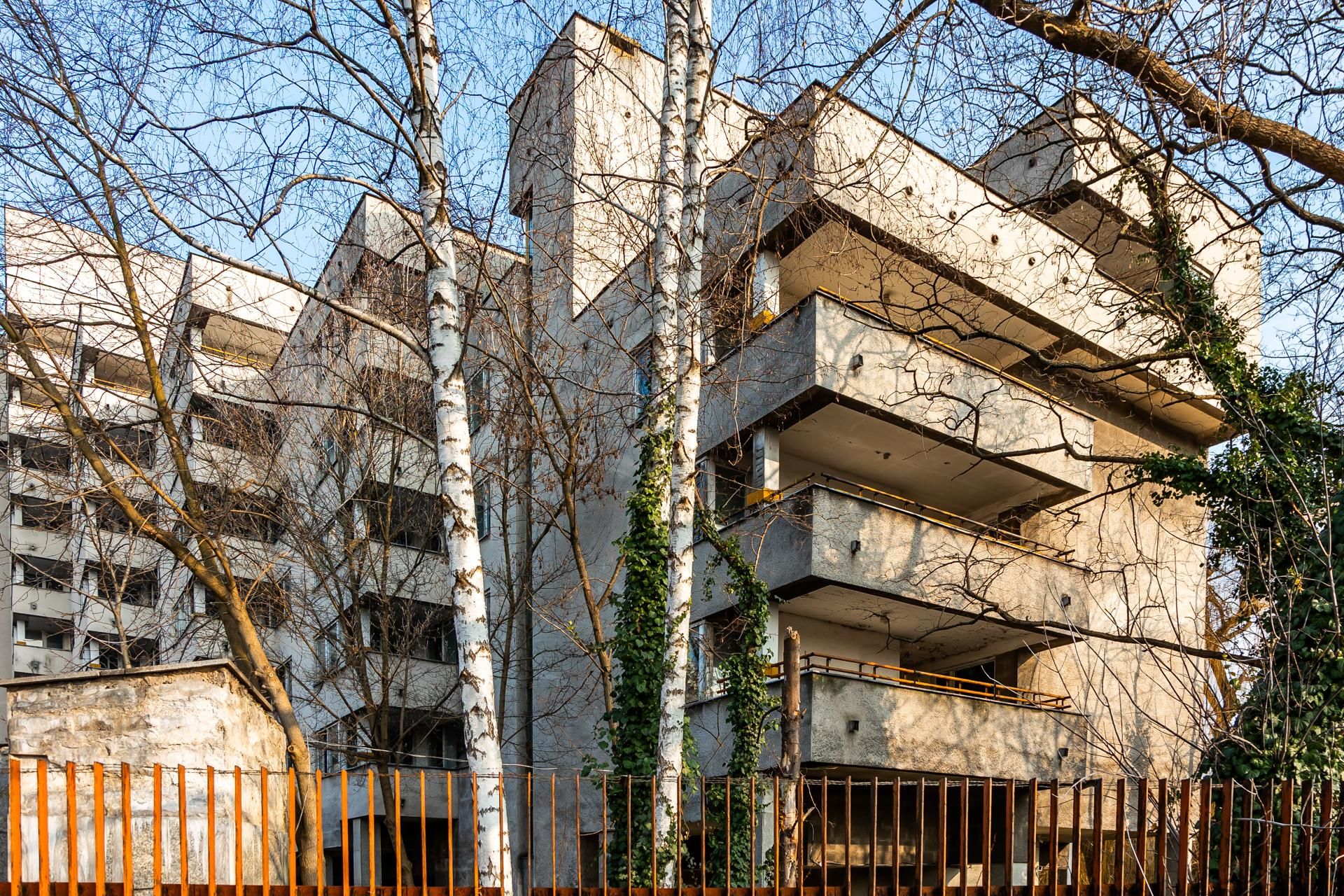 Szpiegowo, blok na Sobieskiego 100 w Warszawie